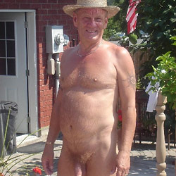 Nude old gays at MenBucket